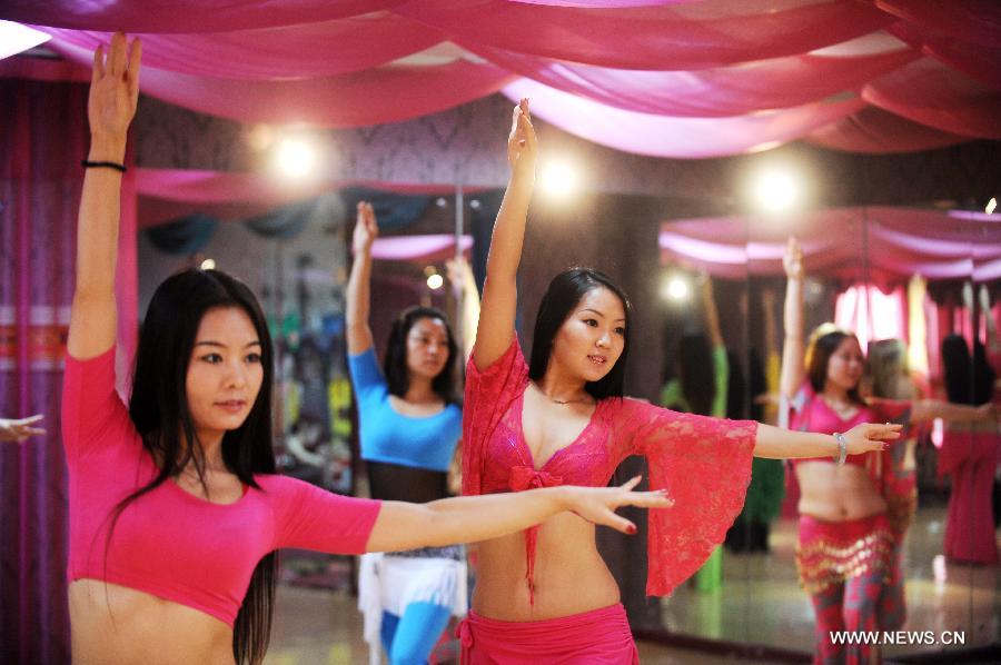 Girls practise belly dance at a fitness center in Taiyuan, capital of north China's Shanxi Province, Dec. 3, 2012. Belly dance became more and more popular among China's young people as a means of physical exercises. (Xinhua/Yan Yan) 