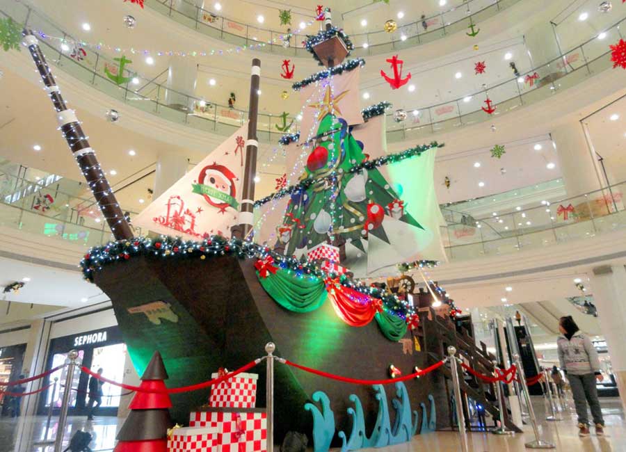 A giant "pirate ship" stands in a shopping mall in Suzhou,East China's Jiangsu province, on Tuesday. The 13-meter-long vessel, designed as a Caribbean pirate boat,features a Christmas tree, giving the mall a festive feel. (China Daily Photo)