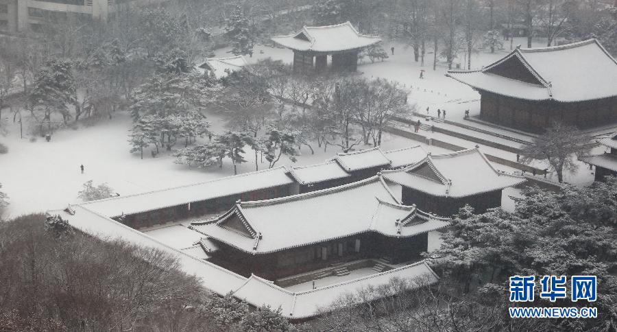 This is a picture of Deoksu Palace covered in snow in Seoul Dec. 5, 2012. Seoul was hit by a heavy snow on that day. The local police department has issued the “traffic security emergency alarm”, to deal with the possible traffic issues caused by the heavy snow. (Xinhua/Yao Qilin)