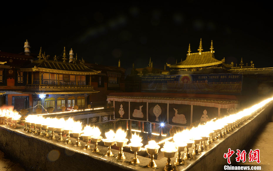 Photo shows the lightening butter lamps in Jokhang Monastery. (Chinanews.com/ Li Lin)