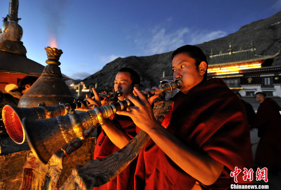 Photo show the monks playing trumpets in the audience hall of Sera Monastery. (Chinanews.com/ Li Lin)