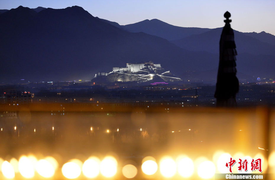 Photo taken in Sera Monastery shows a perspective of the Potala Palace. (Chinanews.com/ Li Lin)