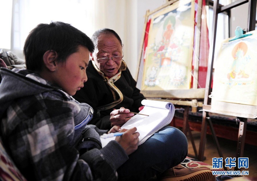 Veteran Thangka master Sonam Jokteng is instructing Chosang on Thangka painting, Dec.06,2012 (Photo/Xinhua)