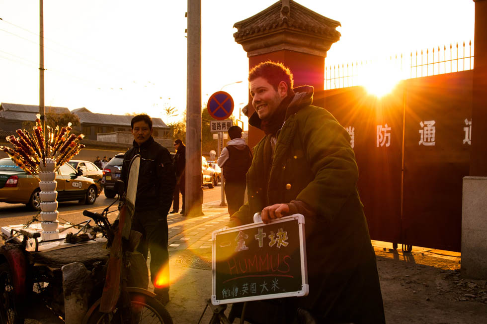 Jamie sets up his snack stand next to the Gulou, a historic drum tower in Beijing, capital of China, Dec. 3, 2011. (Xinhua/Liu Jinhai)