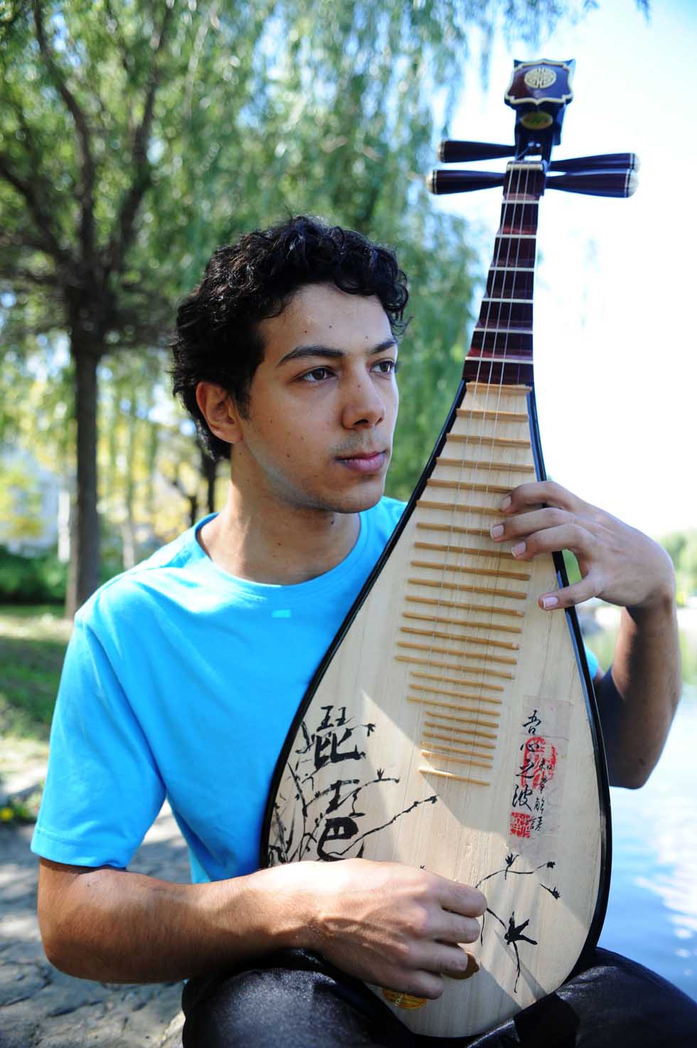 Mustafaal Share'a practices pipa, a four-stringed Chinese musical instrument, at Shenyang Normal University in Shenyang, capital of northeast China's Liaoning Province, Sept. 15, 2012.(Xinhua/Yang Qing) 