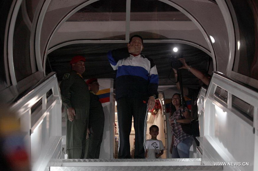 Venezuelan President Hugo Chavez (C) gestures before leaving for Cuba at the Simon Bolivar International Airport in Maiquetia, Venezuela, Dec. 10, 2012. President Hugo Chavez returned to Cuba early Monday for emergency surgery. (Xinhua/Venezuelan Presidency) 