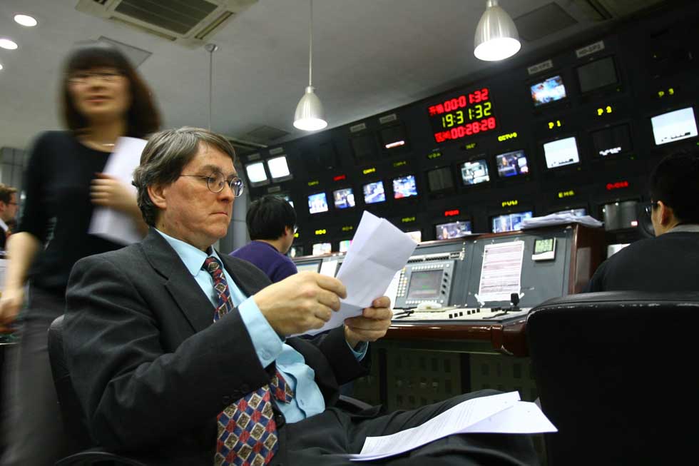 David Moser prepares to take part in TV program Voices Votes at China Central Television (CCTV) in Beijing, capital of China, March 10, 2012. (Xinhua/Hou Dongtao)