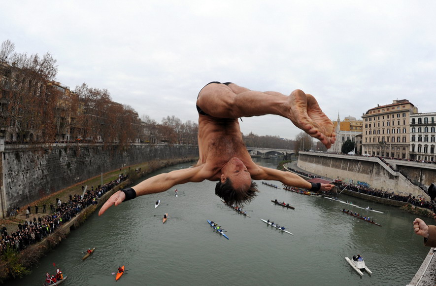 Italian Mark Foris jumps into the Tiber River to celebrate the New Year in Roma, Italy, on Jan 1, 2012. The celebration started in 1946.  (AFP/Gabriel Bouys)
