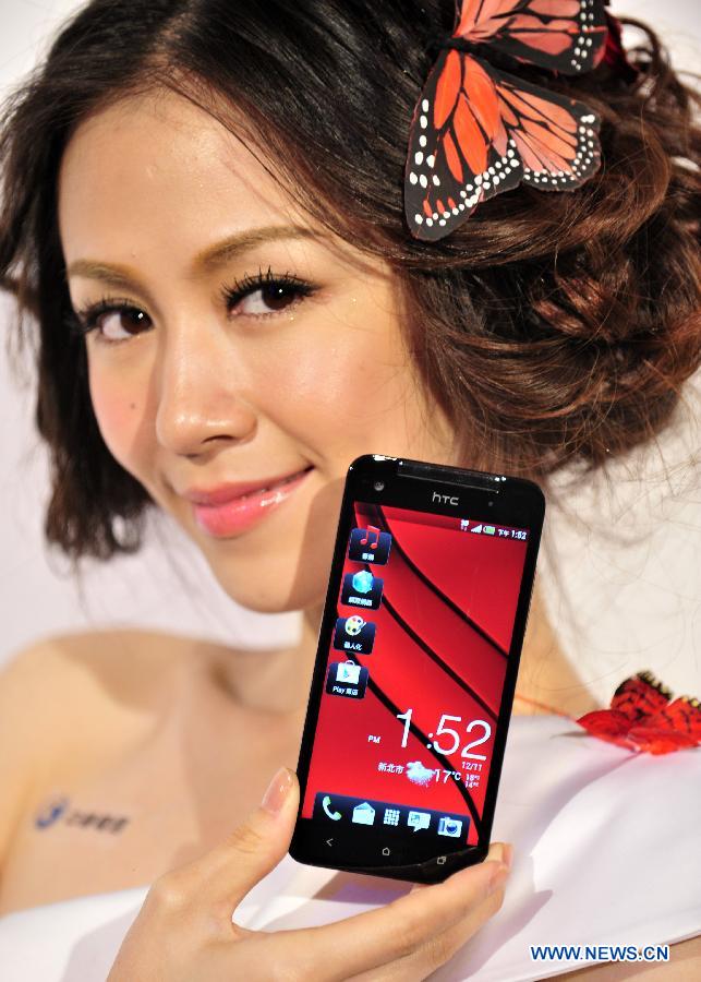 A model presents new smartphone "HTC Butterfly" by Taiwanese smartphone maker HTC Corp. in Taipei, southeast China's Taiwan, Dec. 11, 2012. (Xinhua/Wu Ching-teng) 
