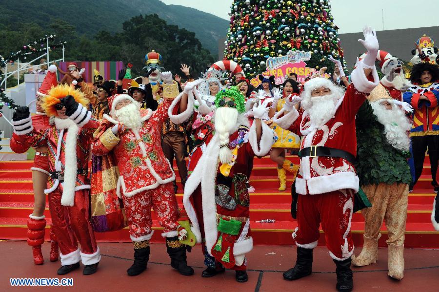 Actors dressed as Santa Claus and cartoon characters perform during Christmas party at the Ocean Park in Hong Kong, south China, Dec. 11, 2012. (Xinhua/Zhao Yusi)