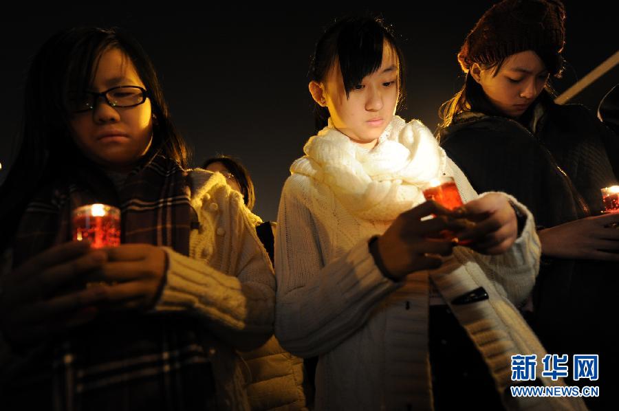 Local citizens in Nanjing, capital of east China's Jiangsu Province, and representatives from other countries and regions attended the activity on the eve of the 75th anniversary of the Nanjing Massacre, Dec. 12, 2012. (Photo/Xinhua)