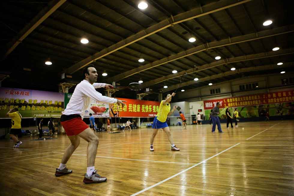 Peyam (L) plays badminton in Yinchuan, capital of northwest China's Ningxia Hui Autonomous Region, March 16, 2012.(Xinhua/Zheng Huansong) 