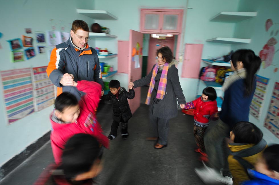 Uwe Brutzer and his wife Dorothee Brutzer attend the class for deaf-mute children at a rehabilitation training center in Changsha, capital of central China's Hunan Province, Feb. 21, 2012.(Xinhua/Bai Yu)