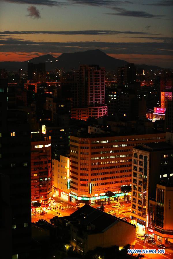 Photo taken on Dec. 13, 2012 shows the night scenery of Taipei, southeast China's Taiwan, Dec. 13, 2012. (Xinhua/Xing Guangli)