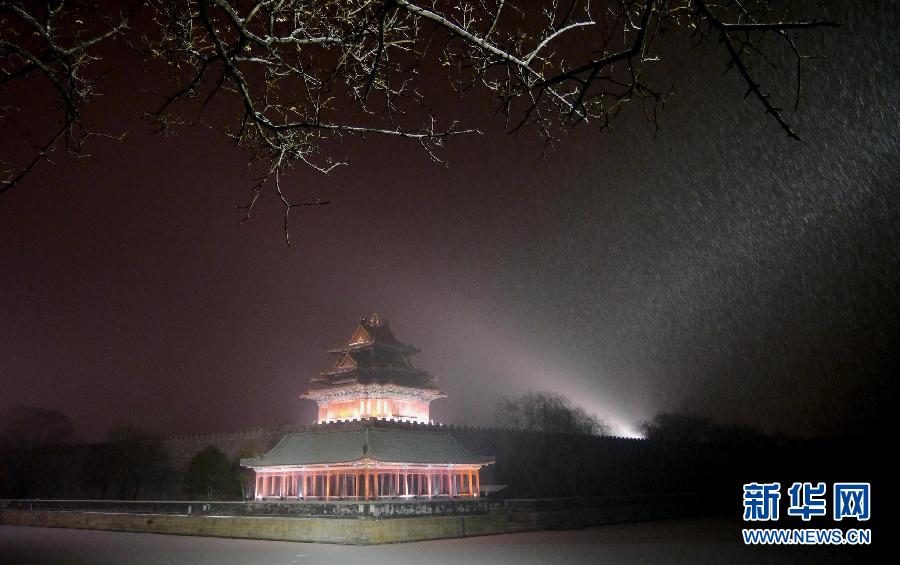 The photo taken on Dec. 13 captures the beautiful scenery of the Forbidden City in snow in Beijing. A heavy snow battered the city on Thursday night. (Photo/Xinhua)