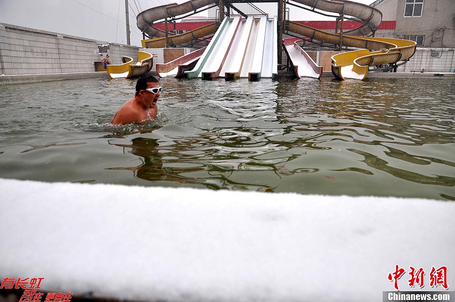 People swim in Handan, north China's Hebei Province on Dec. 13, 2012. Heavy snow battered parts of northern China on Thursday.(Photo/Chinanews.com)