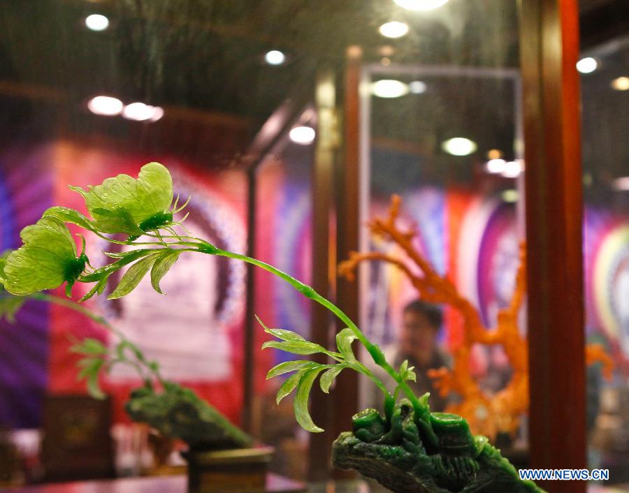 A jade sculpture composed by Taiwanese sculptor Hung Fu-shou is displayed in Taizhou, east China's Jiangsu Province, Dec. 8, 2012. (Xinhua/Xue Dongmei)
