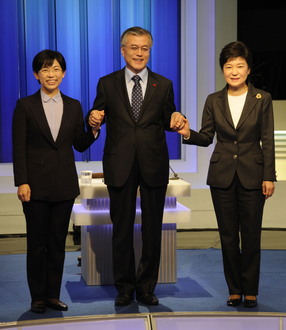 South Korea's three presidential candidates Park Geun-hye (R) of the ruling Saenuri Party, Moon Jae-in (C) of the Democratic United Party and Lee Jung-hee (L) of the United Progressive Party, attend their first presidential television debate in Seoul, South Korea, on Dec. 4, 2012. (Photo/Xinhua)
