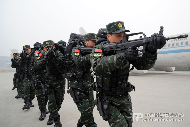 Special operation members of a detachment under the Sichuan Contingent of the Chinese People's Armed Police Force (APF) are in training in new combat uniforms. (China Military Online/)