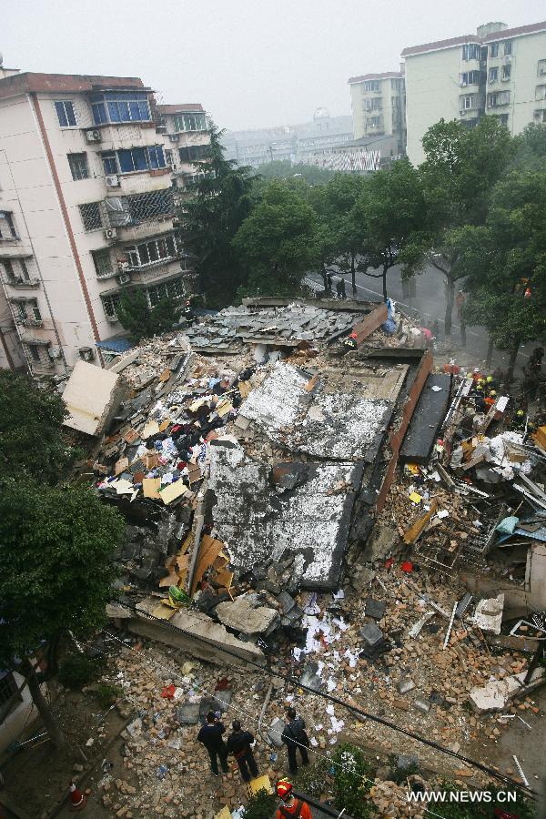 Photo taken on Dec. 16, 2012 shows a collapsed residential building in Ningbo, east China's Zhejiang Province. The Five-story residential building collapsed around Sunday noon. The number of casualties is unknown. (Xinhua/Zhang Peijian)
