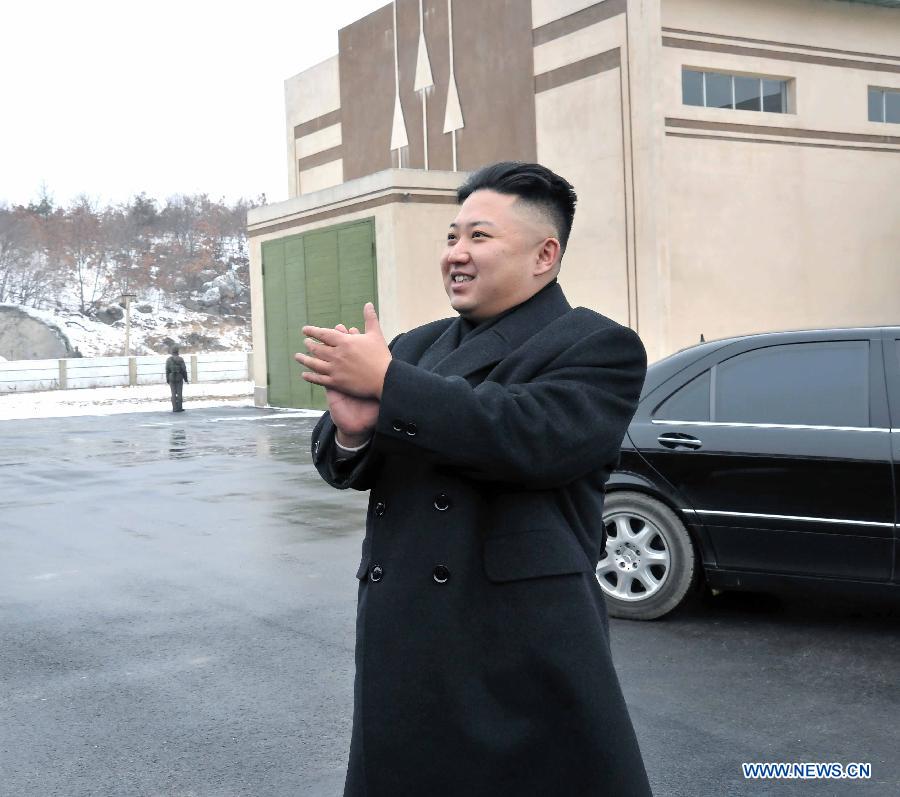 Foto yang dirilis oleh Korean Central News Agency (KCNA) pada 16 Desember 2012 menunjukkan Kim Jong Un, pemimpin tertinggi Republik Rakyat Demokratik Korea (DPRK), baru-baru ini mengucapkan selamat kepada para pekerja ilmiah dari proyek peluncuran satelit Kwangmyongsong-3 kedua di Sohae Pusat Antariksa di Kabupaten Cholsan, Provinsi Phyongan Utara, DPRK.  (Xinhua/KCNA) 
