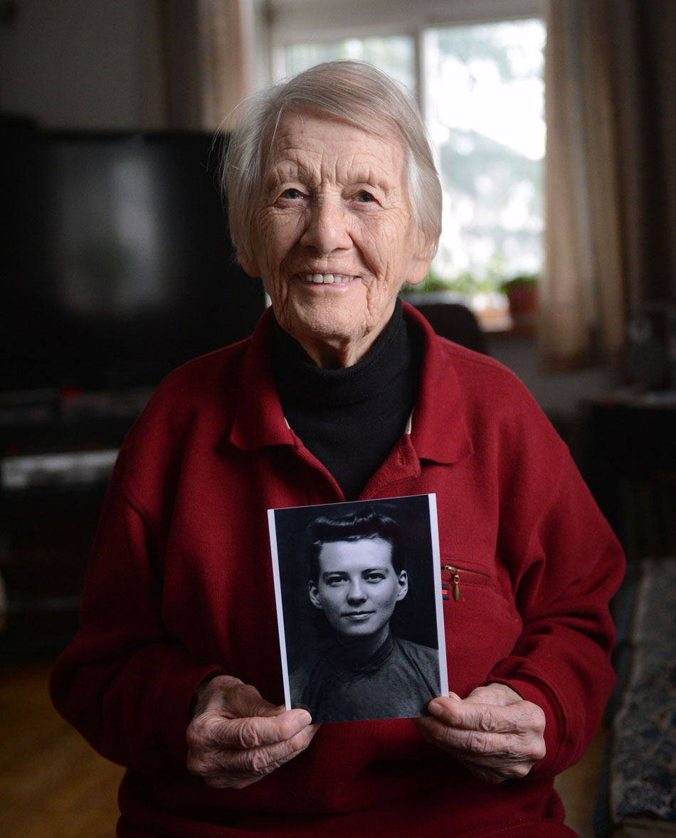 97-year-old Isabel Crook shows her photo taken when she was young in China.(Photo/Xinhua)