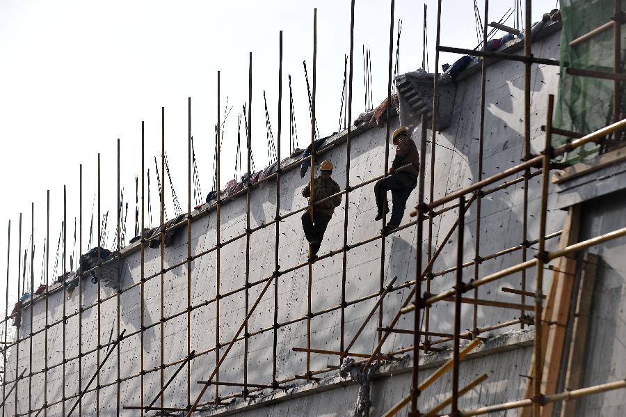 Workers work on scaffolds in the Ming Taiyuan County of Jinyuan Town in Taiyuan City, north China's Shanxi Province, Dec. 17, 2012.(Xinhua/Zhan Yan)