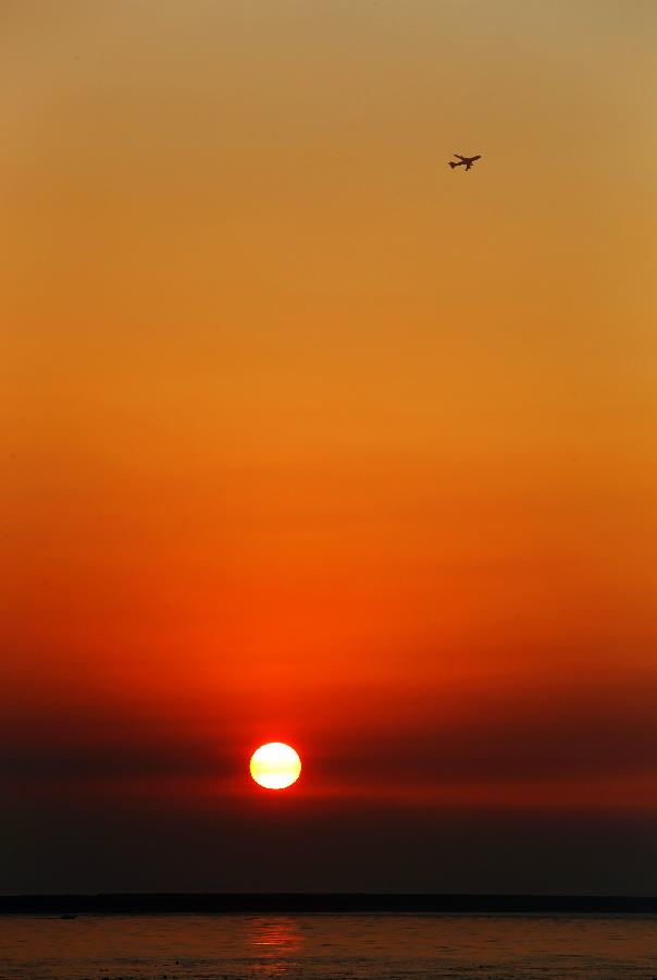 Photo taken on Dec. 14, 2012 shows sunset view at Tamsui District of Xinbei City, southeast China's Taiwan.(Xinhua)