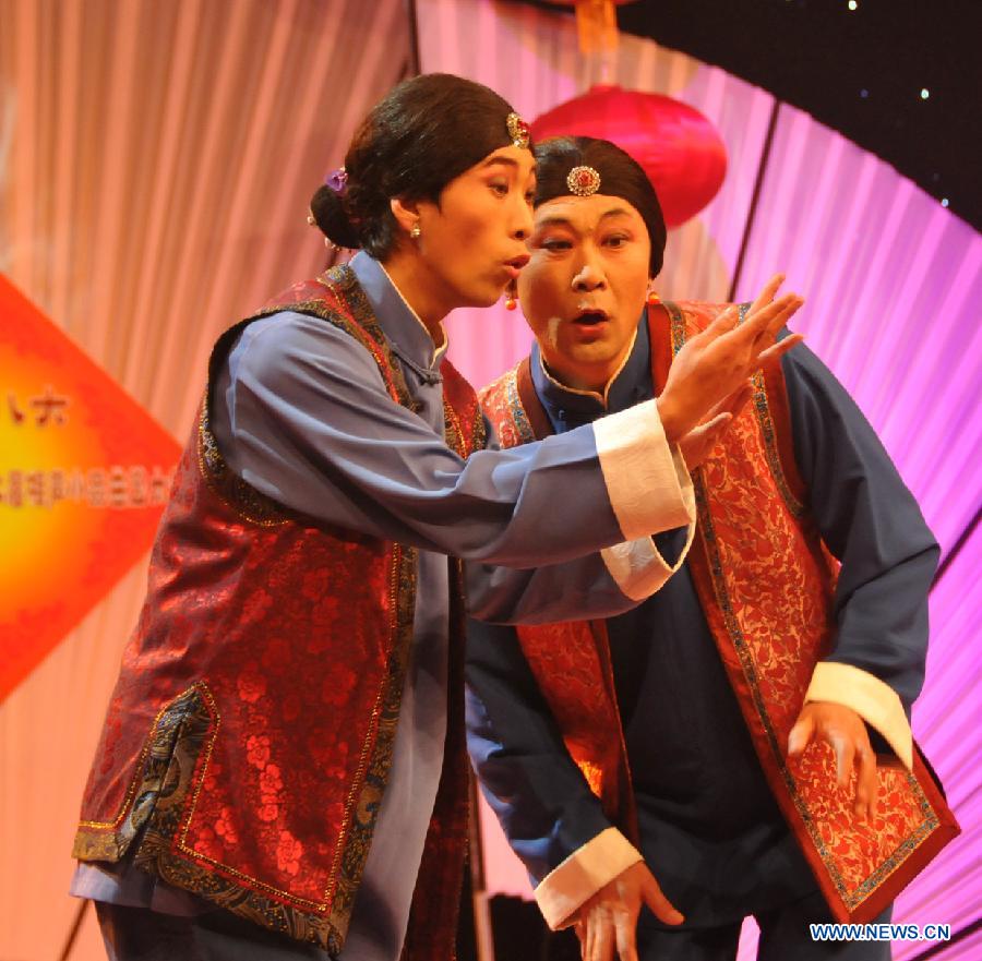 Chinese Quyi actors Wang Shun (L) and Wang Zhanxin perform during the awarding ceremony of a Chinese Quyi contest in Hohhot, capital of north China's Inner Mongolia Autonomous Region, Dec. 17, 2012. (Xinhua/Liu Yide) 