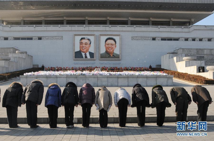 People observe a moment of silence on the Kim Il Sung Square in Pyongyang, Democratic People's Republic of Korea (DPRK) on Dec. 17, 2012 to mark the first anniversary of demise of the late North Korean leader Kim Jong Il. Many people went to the Mansudae in the city centre to present flower baskets and mourn in front of the bronze statues of Kim Il Sung and Kim Jong Il.(Xinhua/Bai Yu)