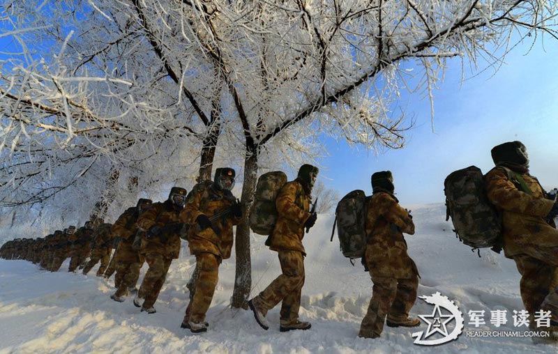 Soldiers walk toward destination after short rest. (Photo/Reader.chinamail.com.cn)