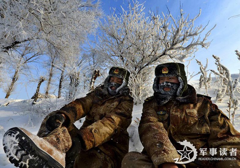 Soldiers take a short rest during the training. (Photo/Reader.chinamail.com.cn)