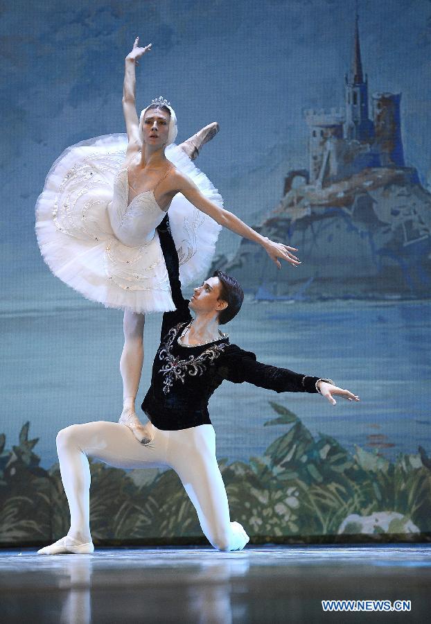 Performers from Saint Petersburg Ballet Theatre of Russia perform dance drama "Swan Lake" in Yinchuan City, capital of northwest China's Ningxia Hui Autonomous Region, Dec. 18, 2012. (Xinhua/Wang Peng)