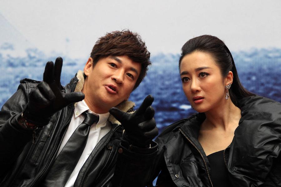 Leading cast Peter Ho (L) and Li Yixiao attend the audience meeting of the TV series "The Legend of Chu and Han" in Hangzhou, capital of east China's Zhejiang Province, Dec. 18, 2012. The show premiered on Zhejiang TV on Tuesday night. (Xinhua/Wu Huang) 