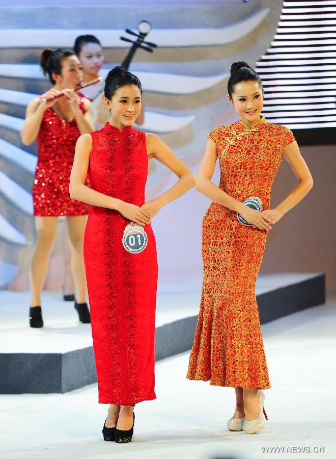 Contestants are pictured on a cheongsam show during a beauty contest in Changchun City, capital of northeast China's Jilin Province, Dec. 19, 2012. (Xinhua/Xu Chang) 