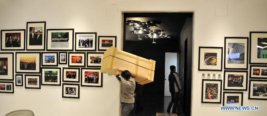Working staff decorate an office for a company which just moved into the People's Fine Art Cultural Zone in the Banqiao South Alley of Dongcheng District in Beijing, capital of China, Dec. 19, 2012.  (Xinhua/Li Xin) 
