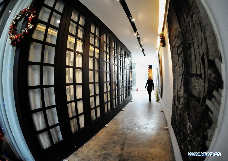 Photo taken on Dec. 19, 2012 shows a specially-designed corridor in the People's Fine Art Cultural Zone in the Banqiao South Alley of Dongcheng District in Beijing, capital of China.(Xinhua/Li Xin)