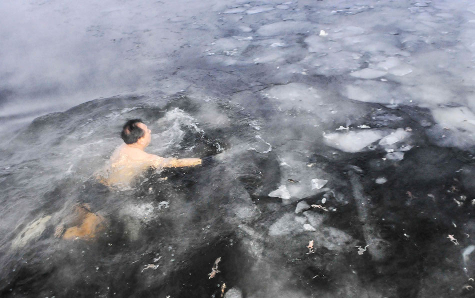 A man enjoys swimming in an icy lake in Changchun, capital city of northeast China’s Jilin province, Dec. 18, 2012. (Xinhua/Wu Haofei)