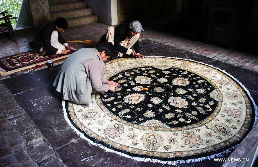 Pakistani men craft hand-made carpets at a local carpet factory in northwest Pakistan's Peshawar, Dec. 20, 2012. According to reports, Pakistan's carpet exports have witnessed a huge decline of more than 50 percent during the last five years. (Xinhua/Ahmad Sidique) 