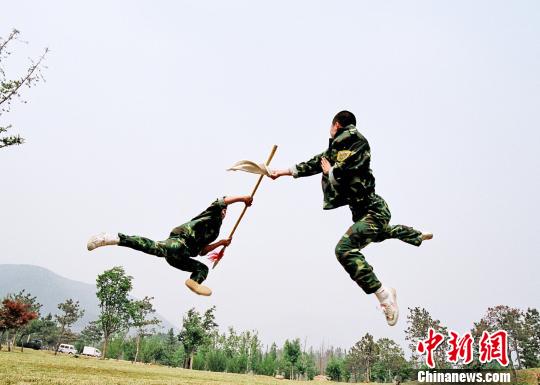 The picture shows that two wushu masters are in confrontation training. (File Photo)