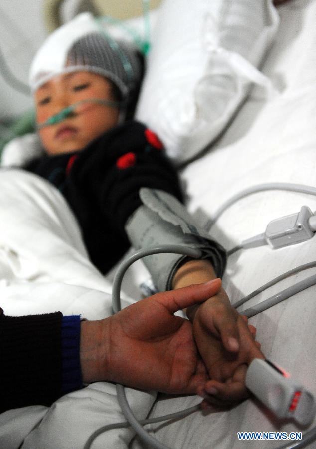 Wei Jingru, a primary school student injured in a knife attack, receives medical treatment in hospital in Guangshan County, central China's Henan Province, Dec. 14, 2012.(Xinhua/Li Bo)