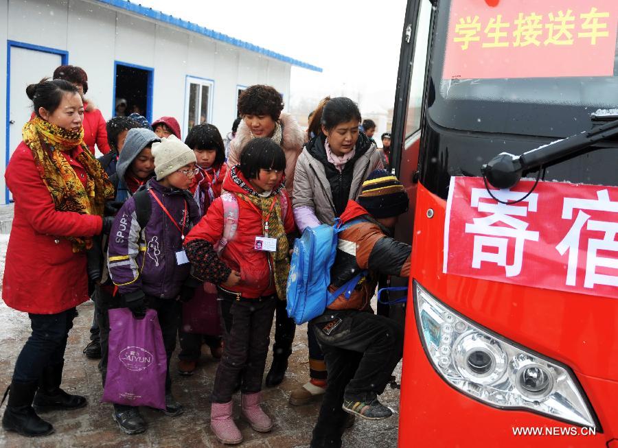 Students get on a school bus in Gaolan county, Lanzhou city of northwest China's Gansu province, Dec. 21, 2012. According to local educational authorities, a total of 3,117 lines of school buses were put to use, providing service for more than 300,000 boarders of compulsory students. (Xinhua/Nie Jianjiang) 