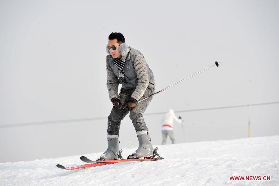 A man skis in a ski resort in Yinchuan City, capital of northwest China's Ningxia Hui Autonomous Region, Dec. 23, 2012. (Xinhua/Peng Zhaozhi) 