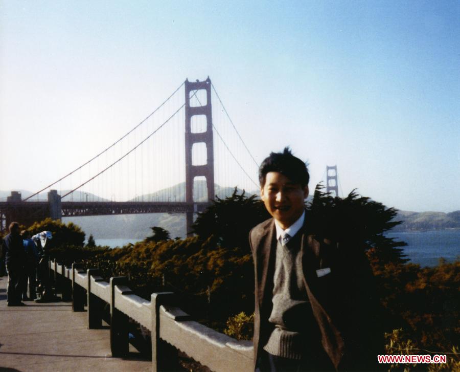 File photo taken in 1985 shows Xi Jinping, then secretary of the Zhengding County Committee of the Communist Party of China (CPC), poses for photos as he visits San Francisco in the United States. (Xinhua) 