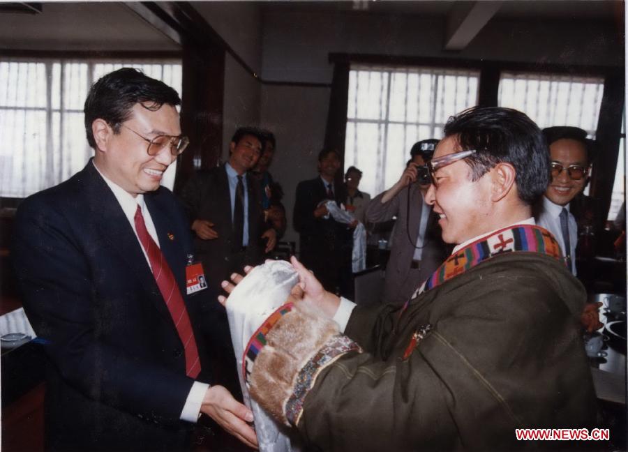 File photo taken on May 2, 1993 shows Li Keqiang (L) visits representatives of the 13th National Congress of the Communist Youth League. (Photo/Xinhua) 