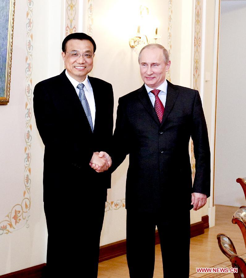 File photo taken on April 27, 2012 shows Li Keqiang (L) shakes hands with Russian president-elect Vladimir Putin during their talks in Moscow, Russia. (Photo/Xinhua) 