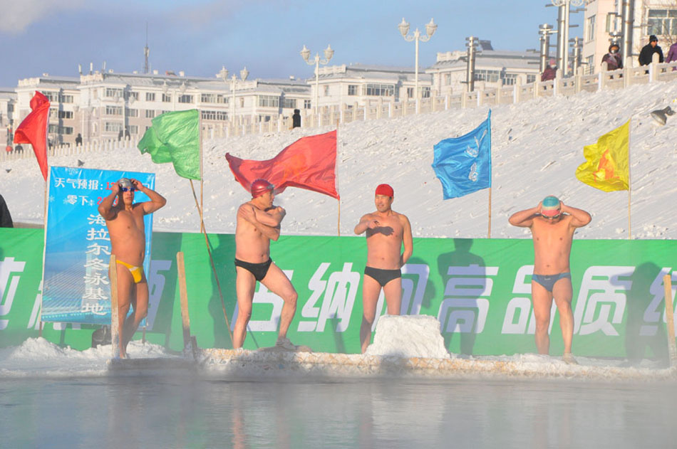Contestants do warming up exercise before the 2012 China Halar Winter Swimming Tournament in Halar, Hulun Buir City in north China's Inner Mongolia Autonomous Region on the afternoon of December. 23, 2012. (People's Daily Online/Zeng Shurou)
