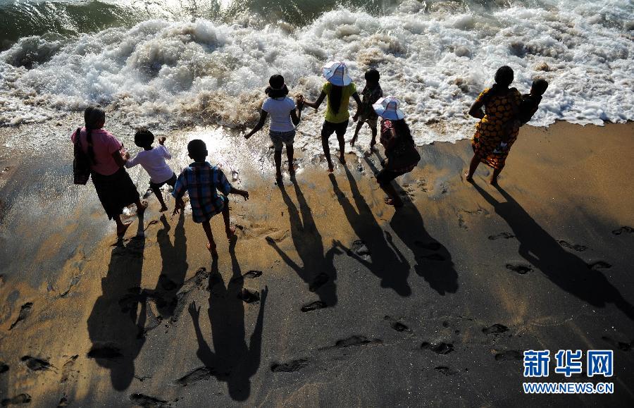 People play on the beach in Colombo, capital of Sri Lanka on Jan 13, 2012. (Xinhua/AFP Photo) 