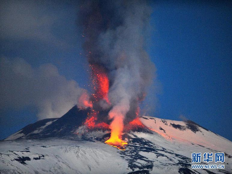 Mount Etna spews out lava high into sky on the Sicily Island, Italy on Jan. 6, 2012. (Xinhua/AFP Photo) 
