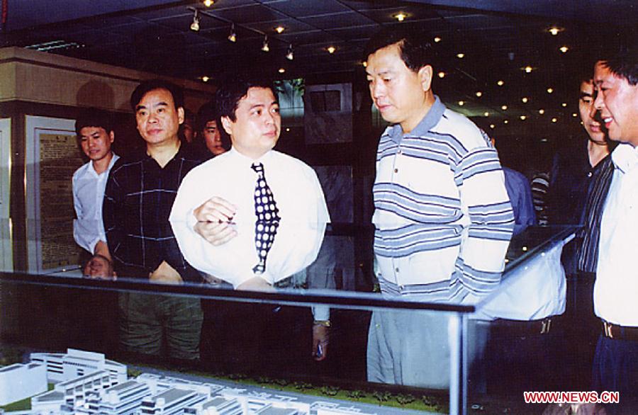 File photo taken on Oct. 24, 1998 shows Zhang Dejiang (R) inspects a private enterprise in east China's Zhejiang Province. (Xinhua) 
